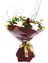 Ankara çiçek yolla firma ürünümüz  3 adet kırmızı gül ve kazablanka buketi