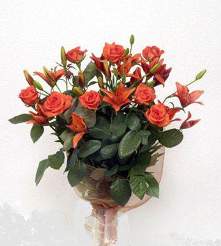 Ankara çiçekçilik görsel çiçek modeli firmamızdan  1 dal lilyum ve 7 adet gül buketi