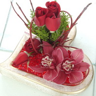 Ankara çiçek siparişi sitemizin görsel ürünü  kalp içinde 5 adet gül ve 2 kandil orkide